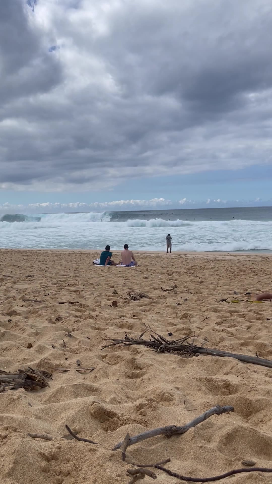Video of enormous waves at Banzai Pipeline